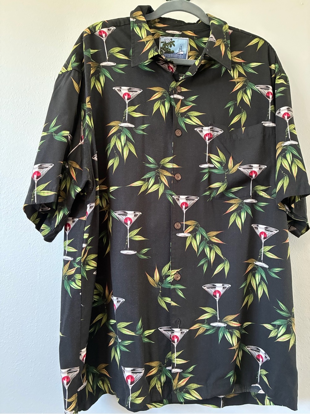 Men’s XL Hawaiian luau style shirt. Cocktail motif. 100% rayon
